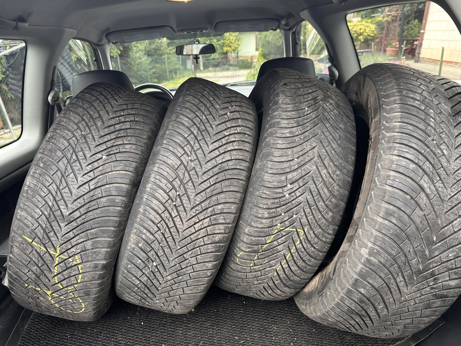 Opony całoroczne Vredestein 235/60R16
